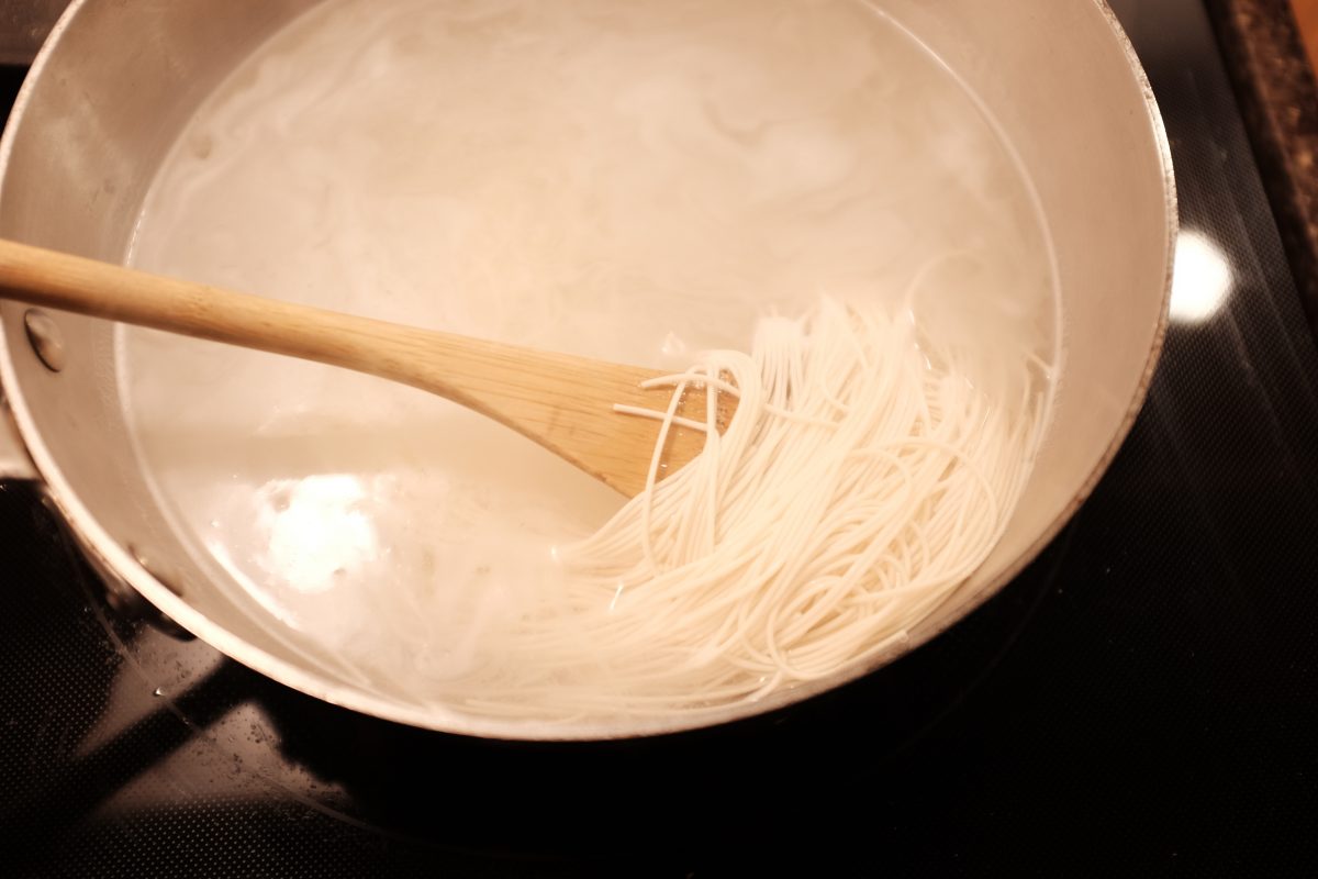 cooking somen noodles