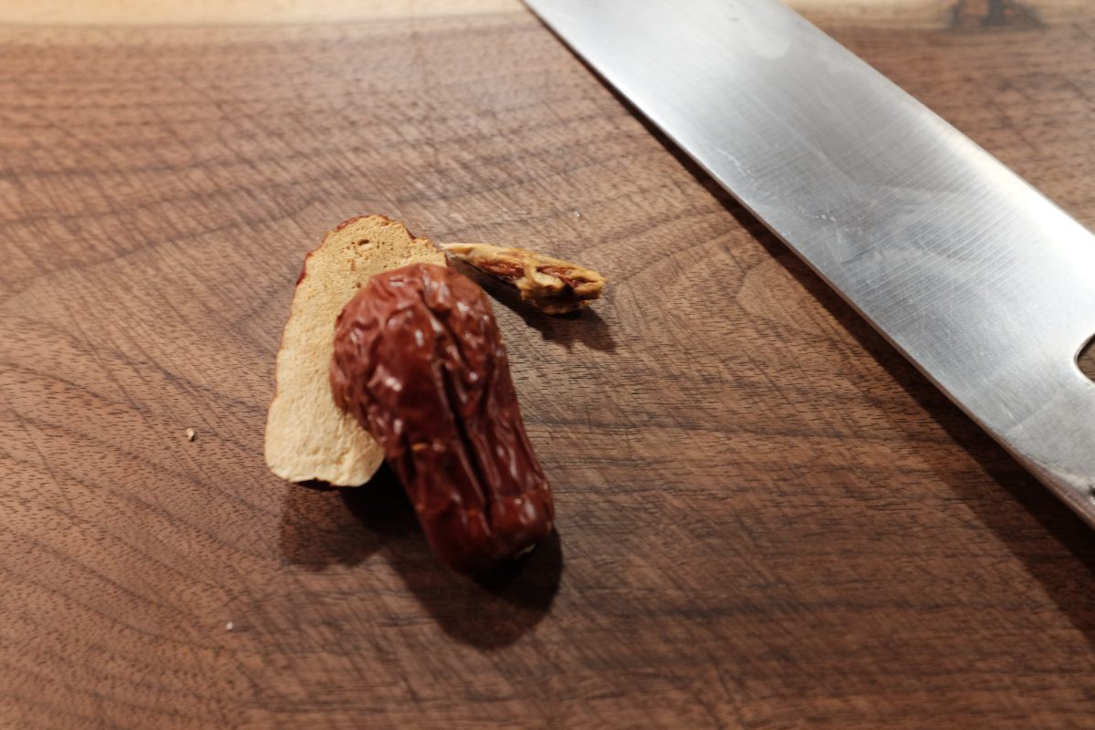 splitting and pitting red dates