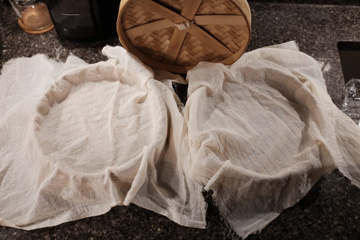 lining bamboo steamer with cheese cloth