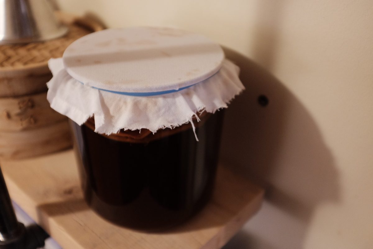 shows breathable cloth and elastic band used to close top of container