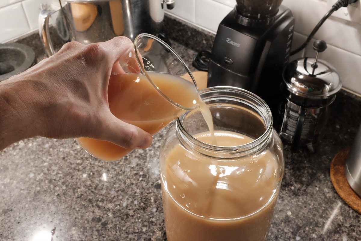 pouring live culture vinegar into pear juice