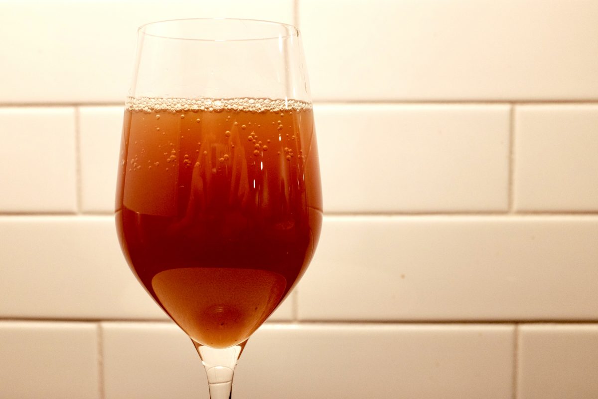 shows finished kombucha sparkling in a wine glass