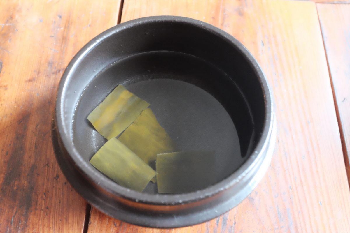 soaking kombu in water