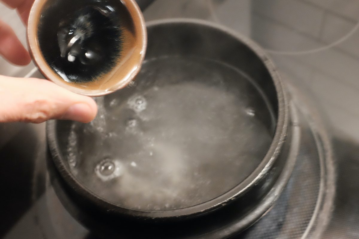adding sake to broth